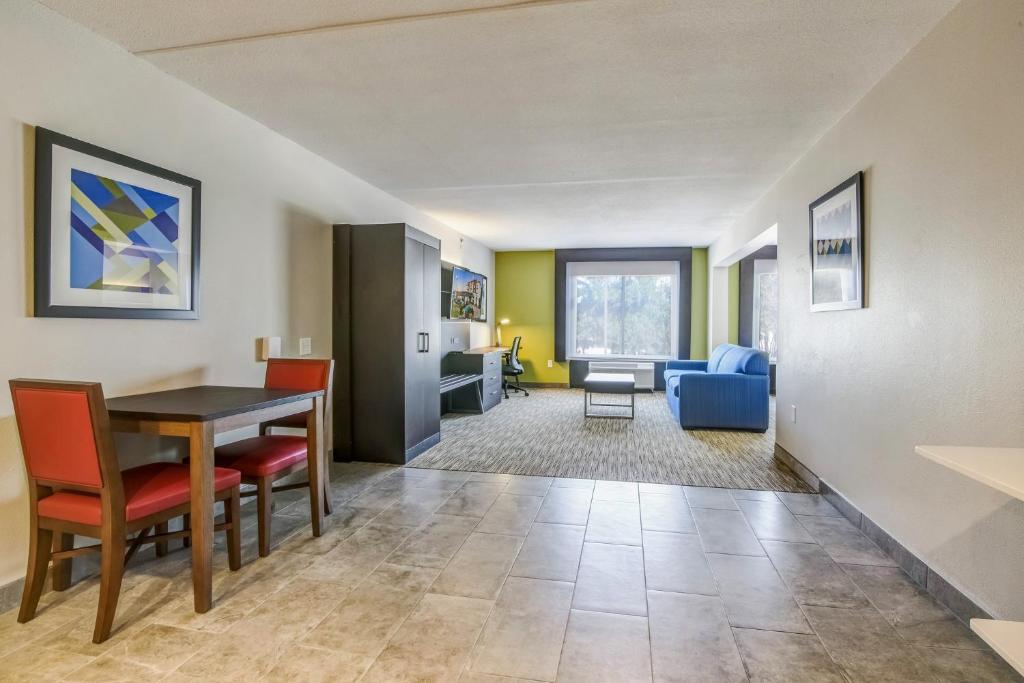 Posezení v ubytování Holiday Inn Express & Suites Longview North by IHG