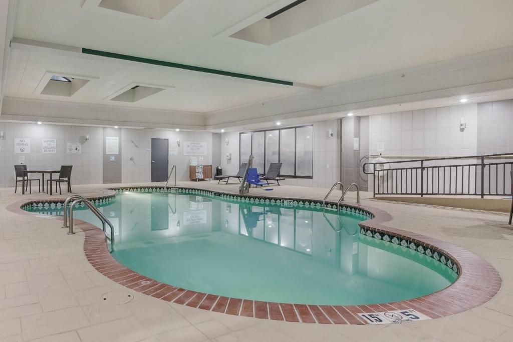 Bazén v ubytování Holiday Inn Express & Suites Longview North by IHG nebo v jeho okolí