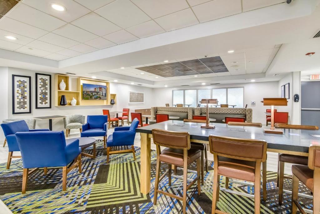 Posezení v ubytování Holiday Inn Express & Suites Longview North by IHG