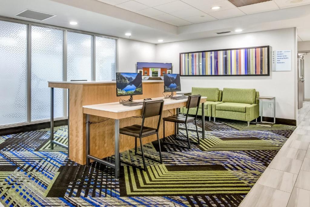 Posezení v ubytování Holiday Inn Express & Suites Longview North by IHG