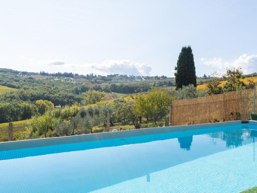 una piscina en una villa con vistas en Belvilla by OYO Fienile Sonia, en Lucardo