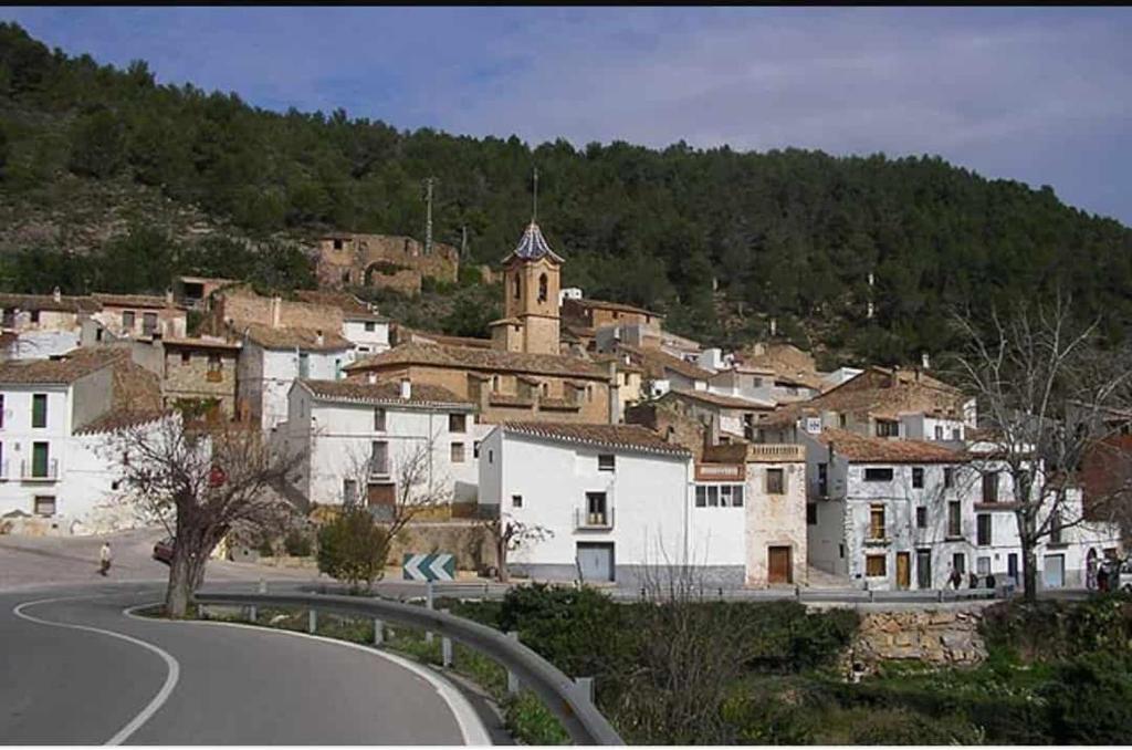 uma cidade numa colina com uma rua e uma estrada em Casa rural La Senyora em Veo