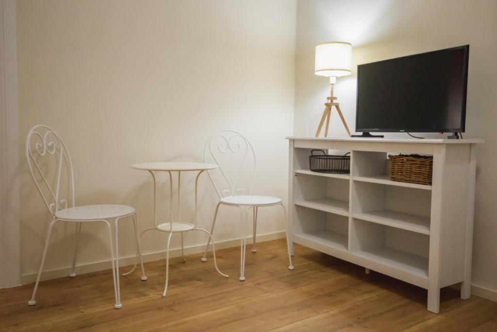 TV a/nebo společenská místnost v ubytování Pyli Apartments
