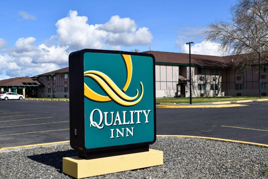 a sign for a quality inn in a parking lot at Quality Inn Umatilla - Hermiston in Umatilla