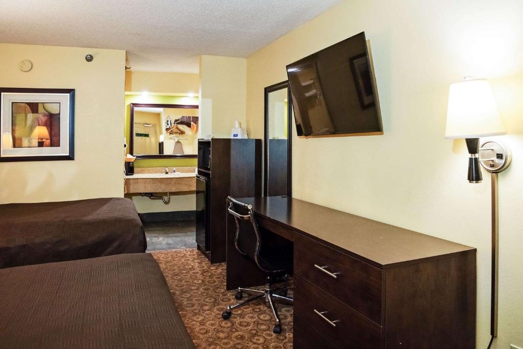 Rodeway Inn & Suites Clarksville near Governors Square Mall - 豪华双人间 - 带两张双人床