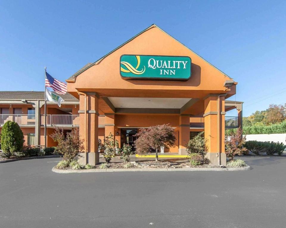 ジョンソンシティにあるQuality Inn Downtownの建物正面の南西の宿屋看板