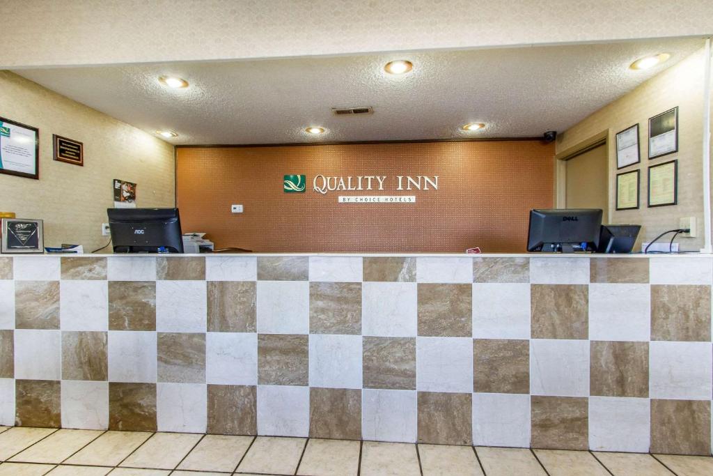 Quality Inn Manchester 로비 또는 리셉션