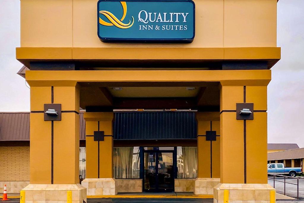 um edifício Walmart com um cartaz em Quality Inn & Suites Airport em El Paso