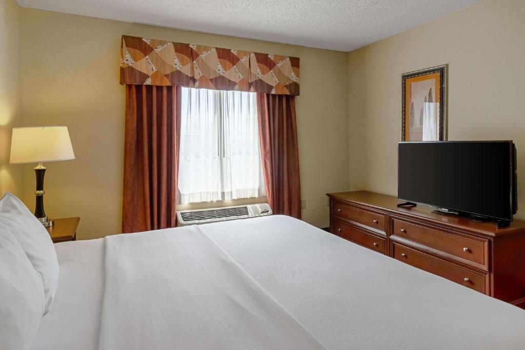 Quality Suites San Antonio Northeast - King Suite - Accessible/Non-Smoking