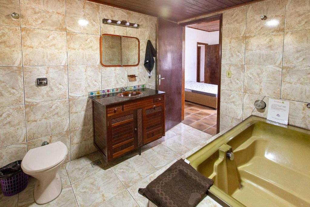  Casa grande 03 quartos com churrasqueira e internet