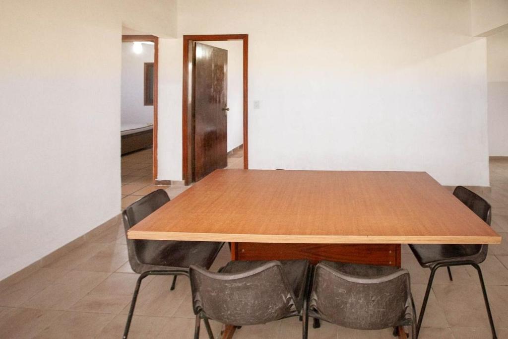  Casa grande 03 quartos com churrasqueira e internet