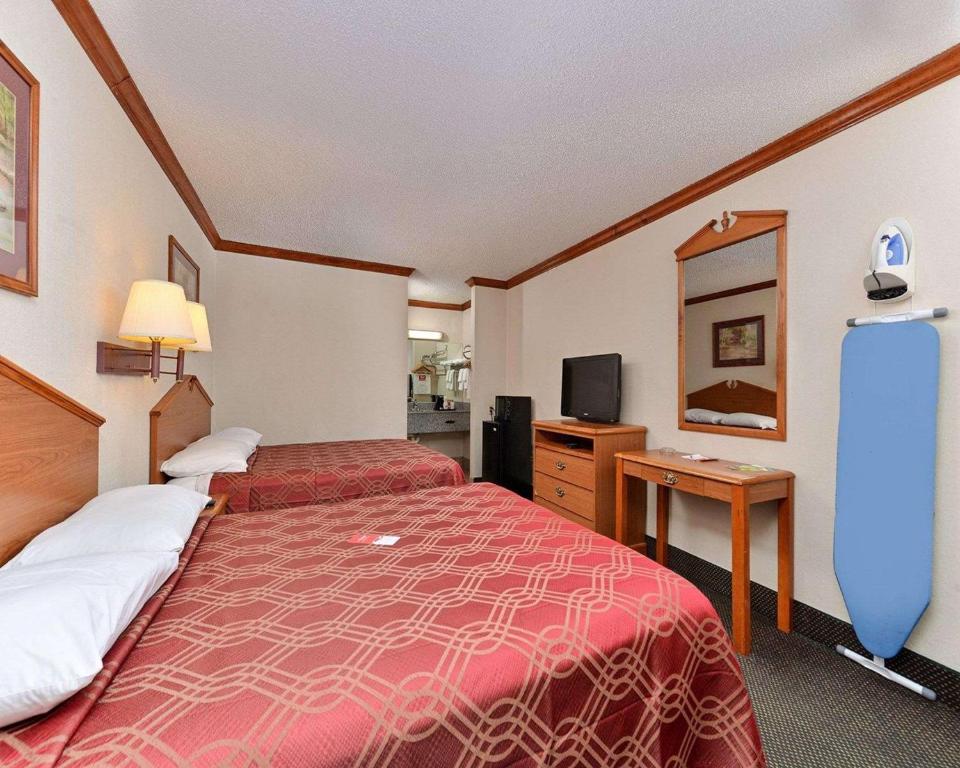 Postel nebo postele na pokoji v ubytování Econo Lodge