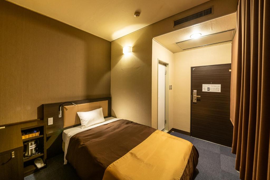 Postel nebo postele na pokoji v ubytování Kyoto Central Inn