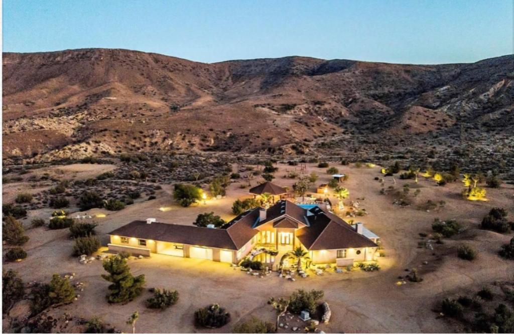 eine Luftaufnahme eines Hauses mitten in einem Berg in der Unterkunft Starlight Boutique Hotel Pioneertown in Pioneertown