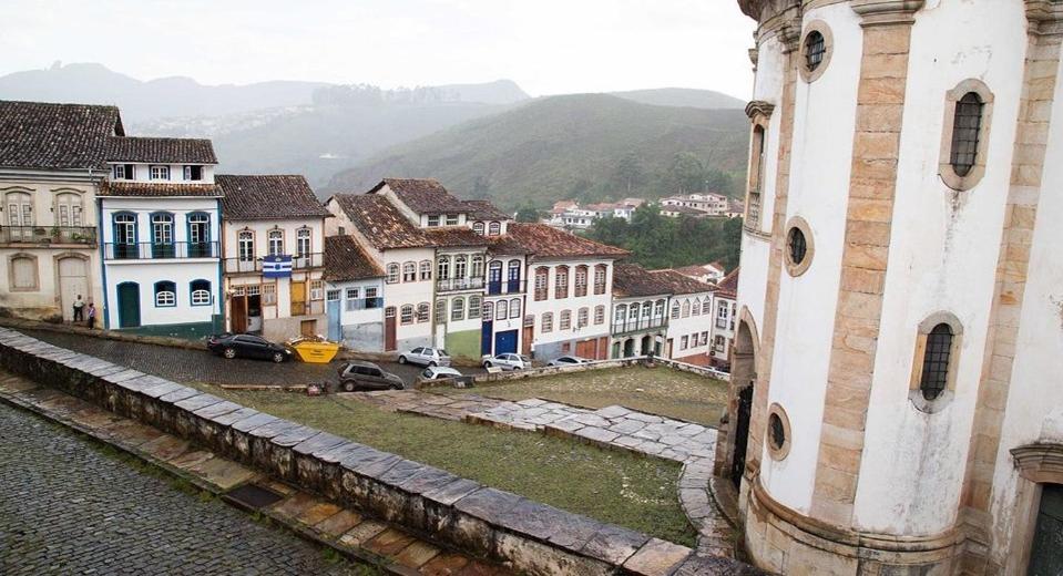 - une vue sur la ville depuis un bâtiment dans l'établissement Pousada do Largo, à Ouro Preto