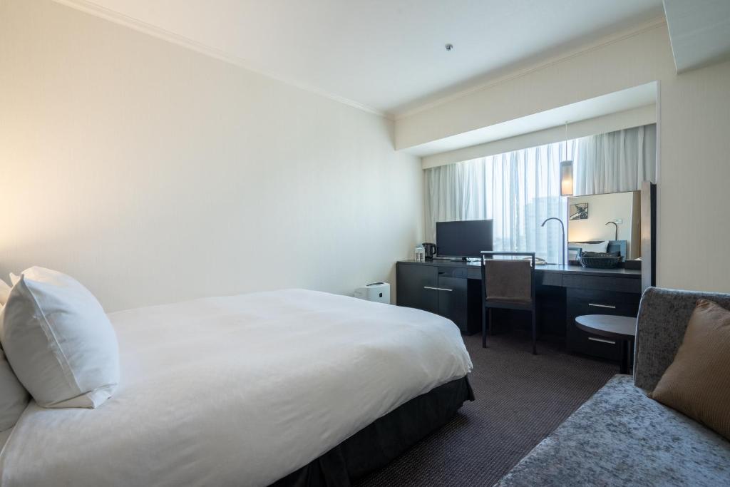 Postel nebo postele na pokoji v ubytování Hotel Nikko Osaka