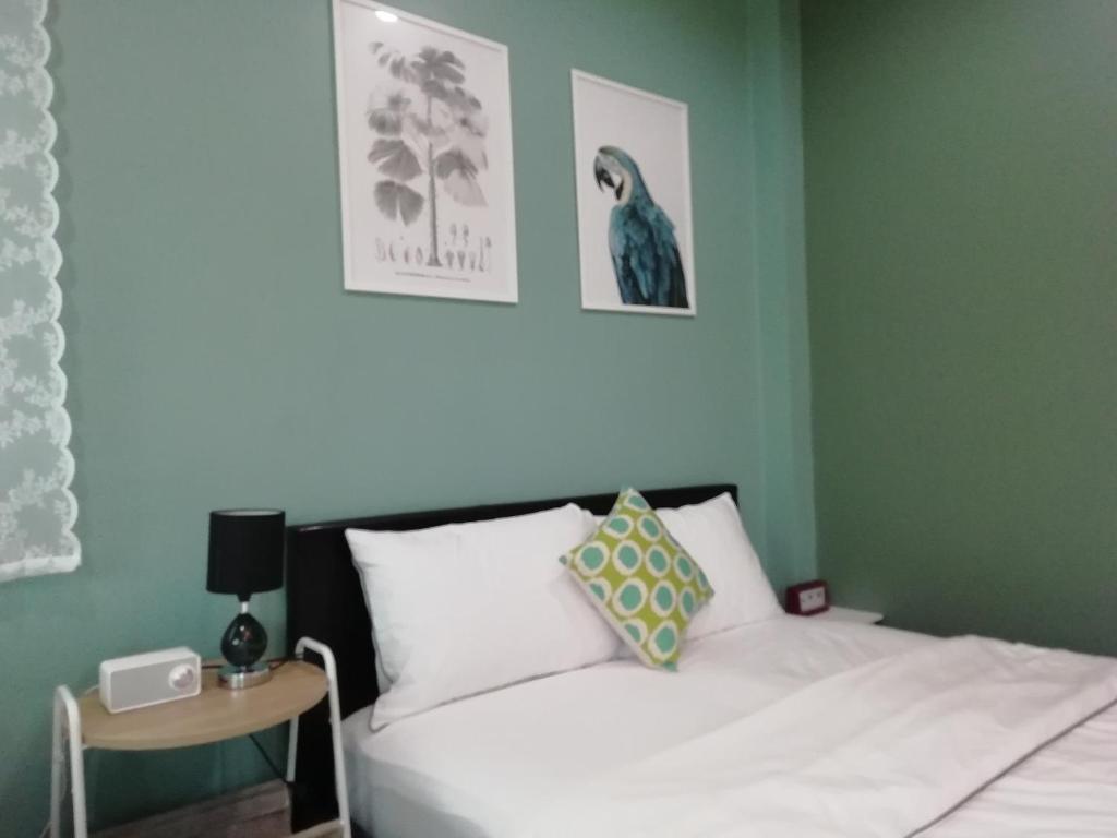 Postel nebo postele na pokoji v ubytování Morinaka Craftfe & Poshtel