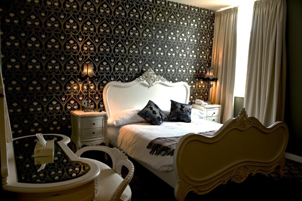 Postel nebo postele na pokoji v ubytování Earl Of Doncaster Hotel