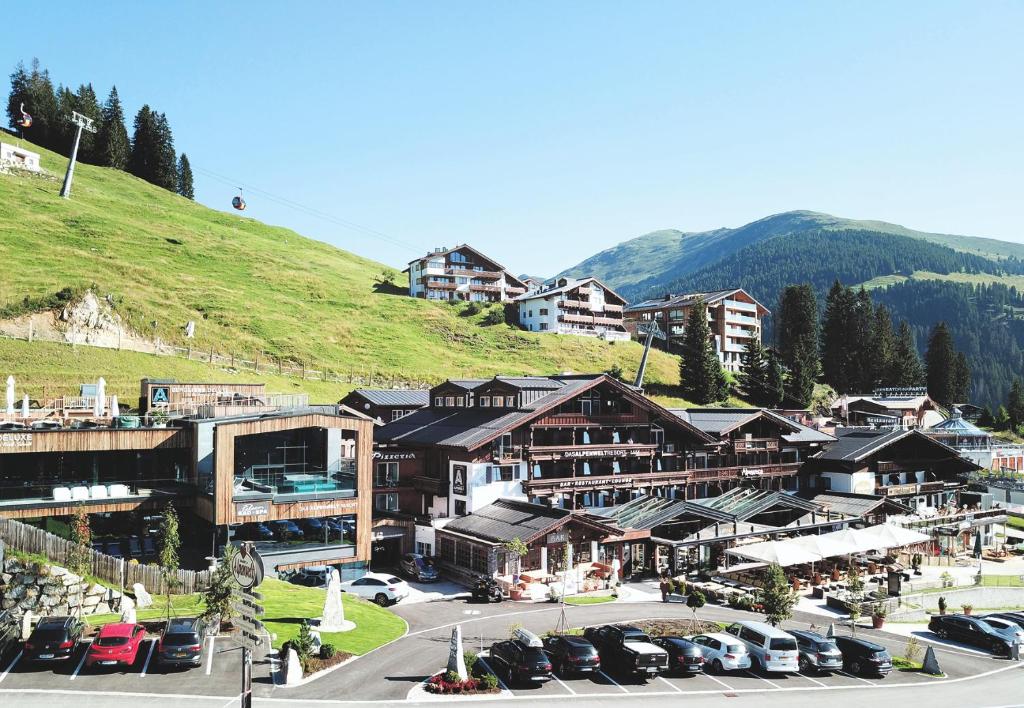 ein Resort mit Autos auf einem Parkplatz in der Unterkunft MY ALPENWELT Resort in Königsleiten