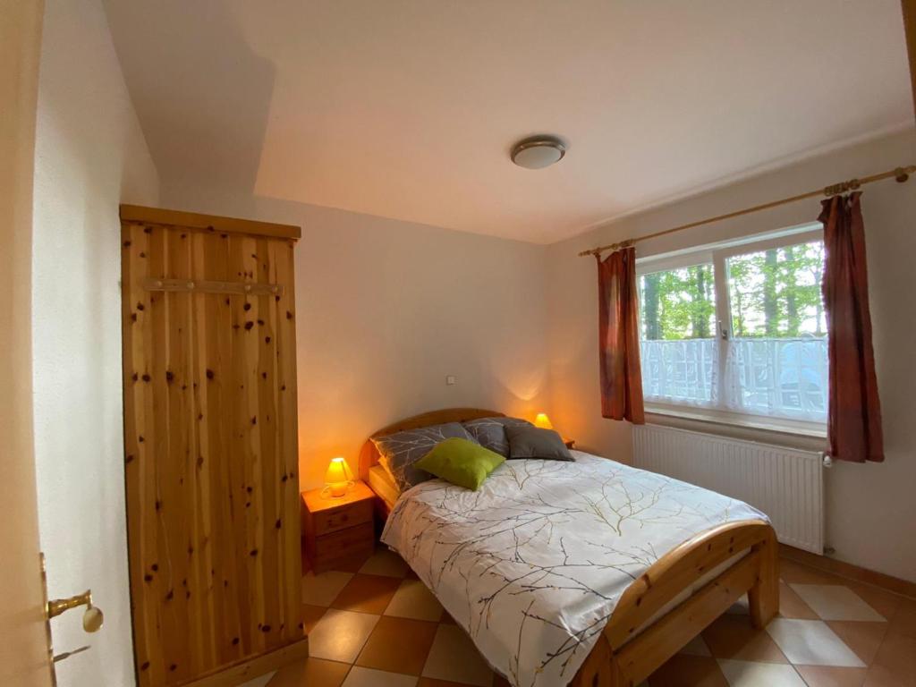 En eller flere senge i et værelse på Ferienpark-Eichenwald