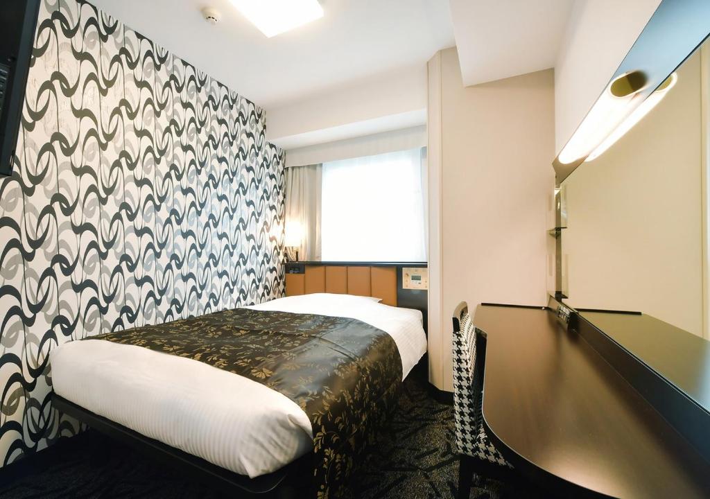 Postel nebo postele na pokoji v ubytování APA Hotel Nagoya Ekimae Minami