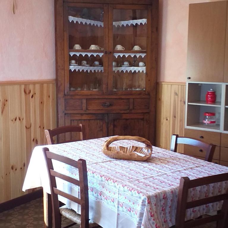jadalnia ze stołem i szafką z butelkami wina w obiekcie LA CASETTA DELLA NONNA w mieście SantʼAnna Pelago