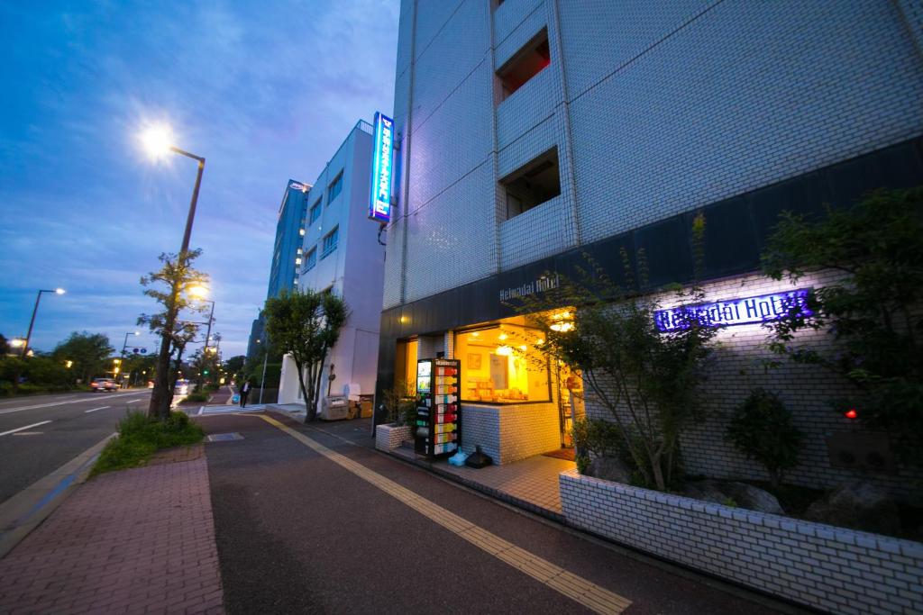 um edifício ao lado de uma rua à noite em Heiwadai Hotel Otemon em Fukuoka