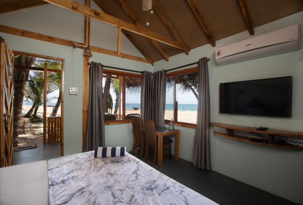 Телевизор и/или развлекательный центр в Goa Cottages Agonda