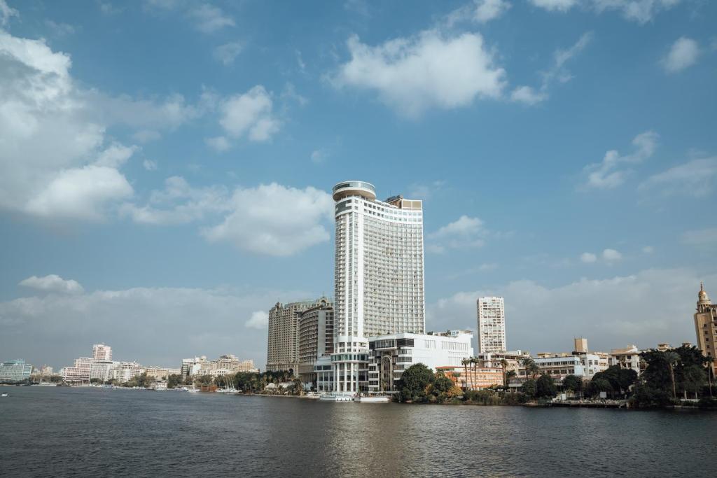 vista sulla città dal fiume di Grand Nile Tower a Il Cairo