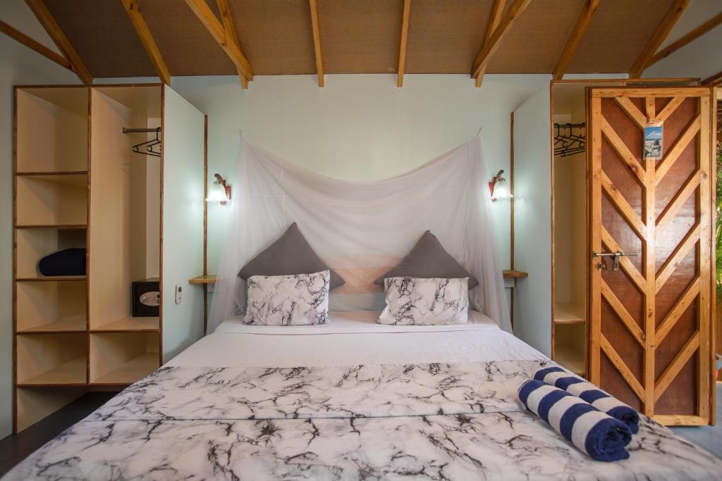 Кровать или кровати в номере Goa Cottages Agonda