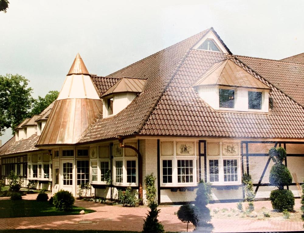 a house with a metal roof and a yard at Parkhotel in Dallgow