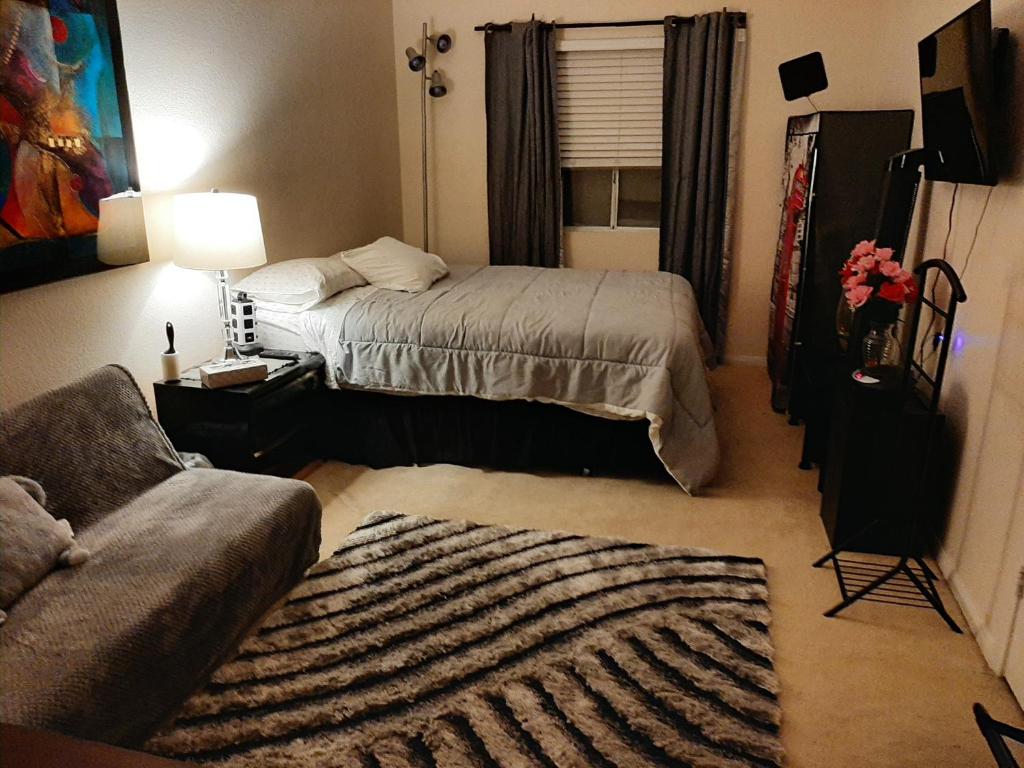 une chambre d'hôtel avec un lit et un canapé dans l'établissement CATmosphere, à Las Vegas