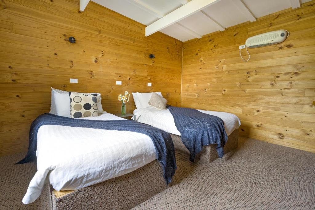 Postel nebo postele na pokoji v ubytování Mole Creek Cabins