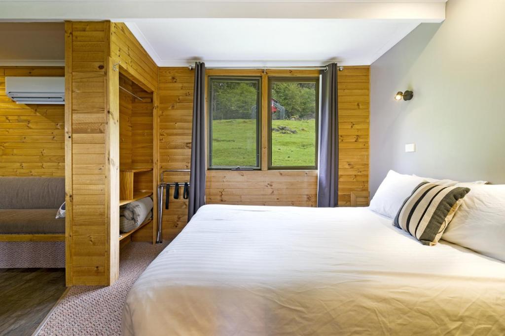 Postel nebo postele na pokoji v ubytování Mole Creek Cabins