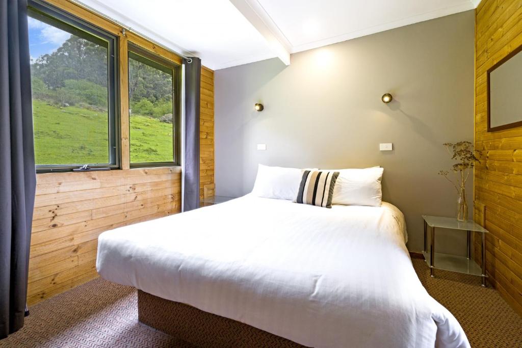 Postel nebo postele na pokoji v ubytování Mole Creek Cabins