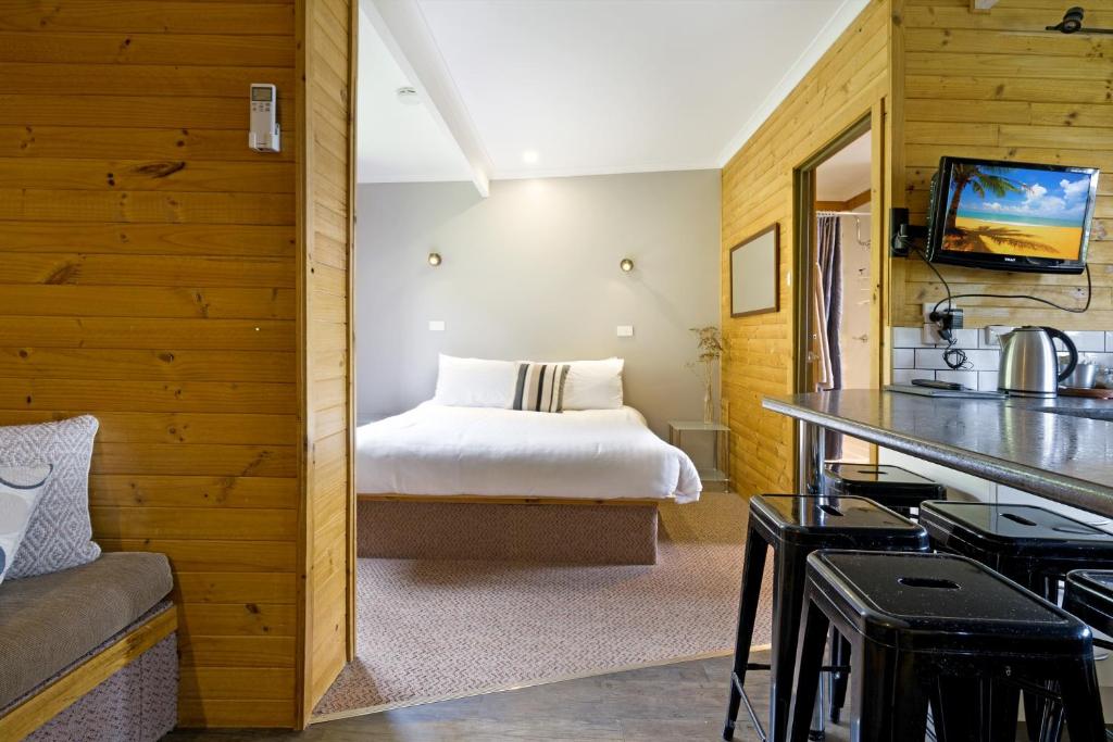 Postel nebo postele na pokoji v ubytování Mole Creek Cabins