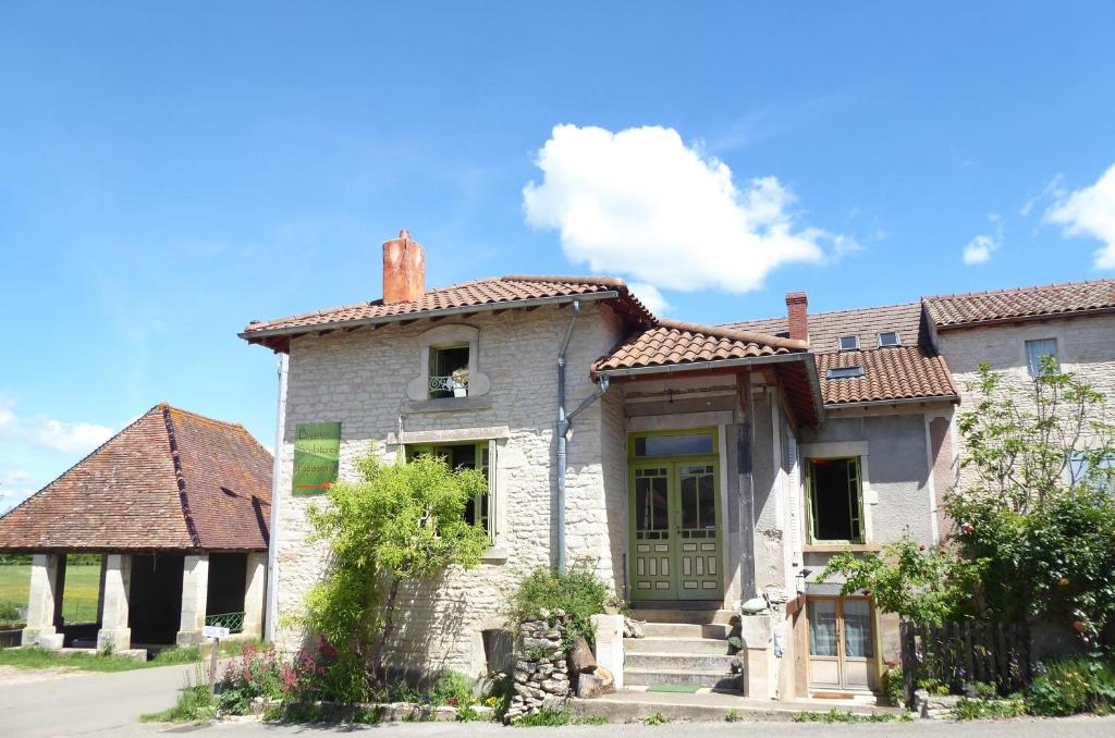 Chissey-lès-MâconにあるLe coeur du Lysの屋根付きの古い石造りの家