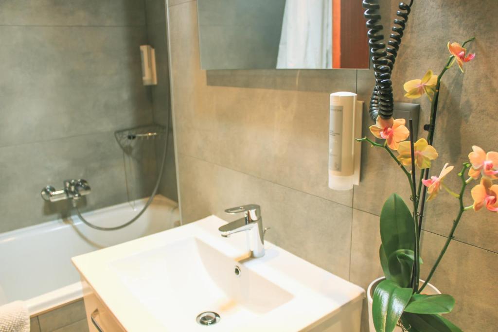 Un baño de Hotel Les Arcades