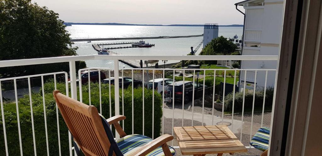 einen Balkon mit 2 Stühlen und Blick auf das Wasser in der Unterkunft Ferienappartement Fraenzi mit herrlichem Seeblick in Sassnitz