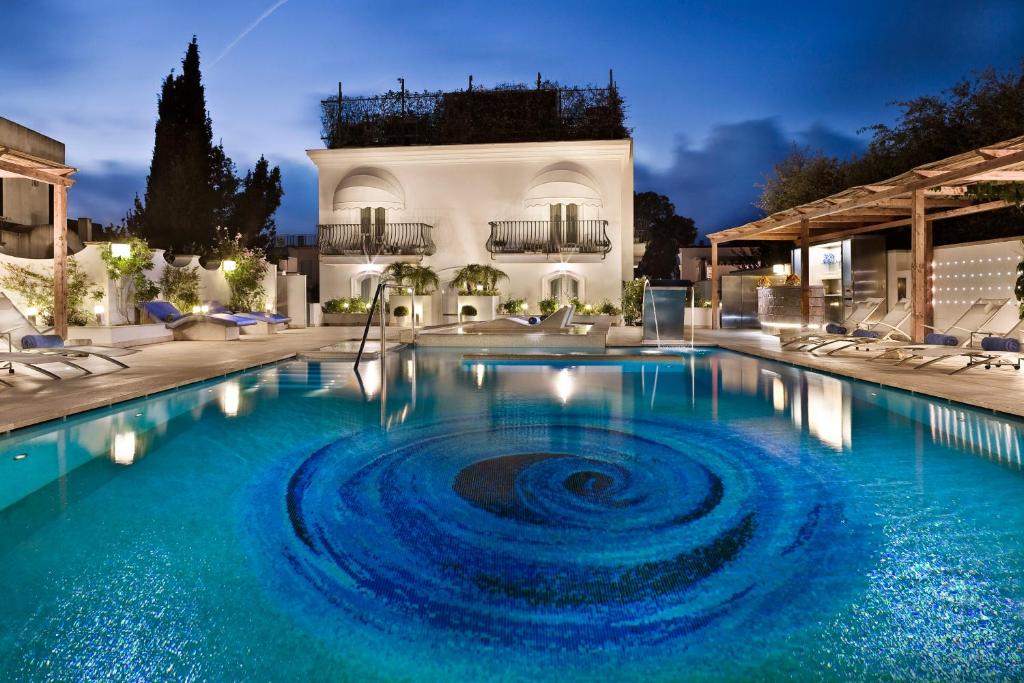 a swimming pool with a spiral in the middle at Hotel Villa Blu Capri in Anacapri