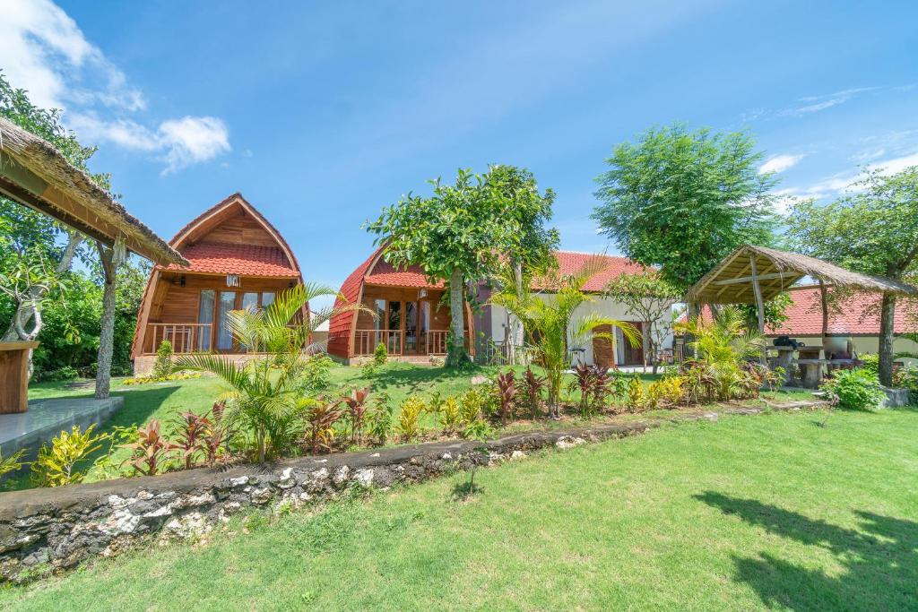 een huis met een tuin ervoor bij Breeze Hidden Village by Bukit Vista in Uluwatu