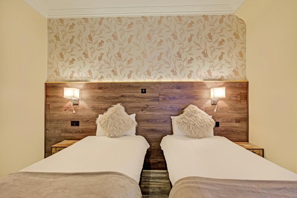 Postel nebo postele na pokoji v ubytování Kinloch Arms Hotel