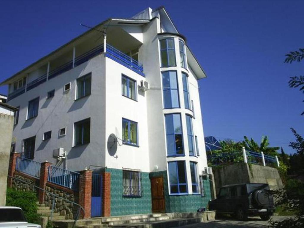 ラザレフスコエにあるСамарский домの白と青の大きな建物