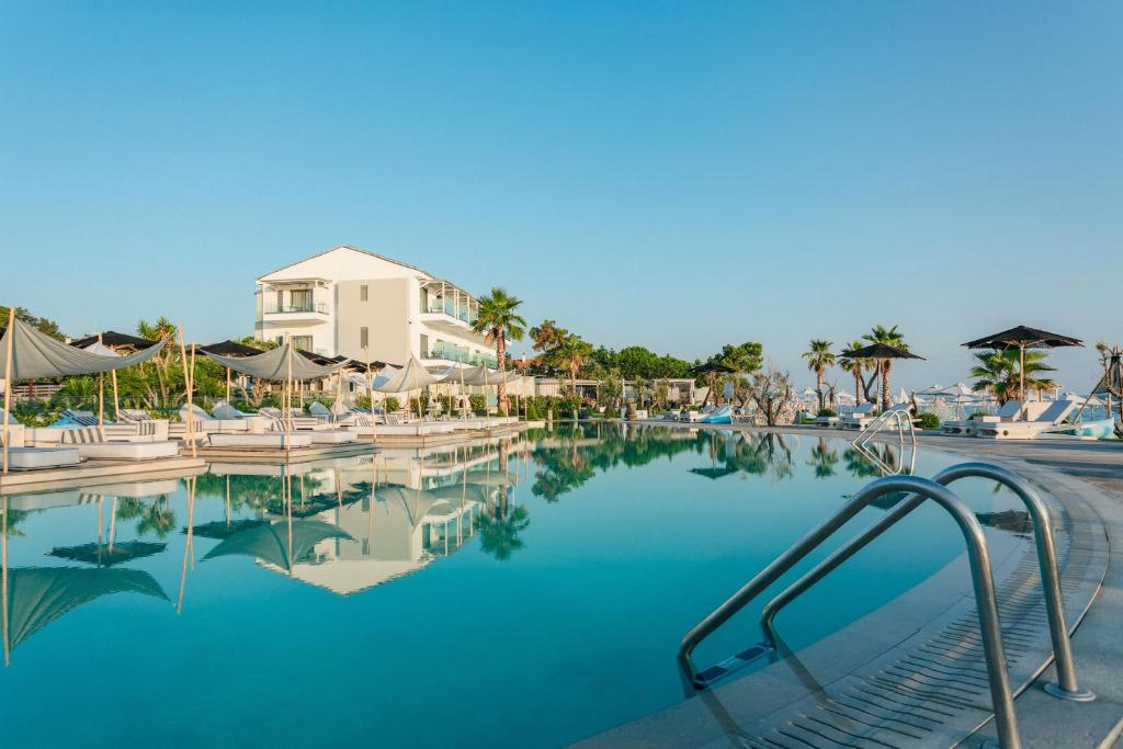 Basen w obiekcie Blue Carpet Luxury Suites lub w pobliżu