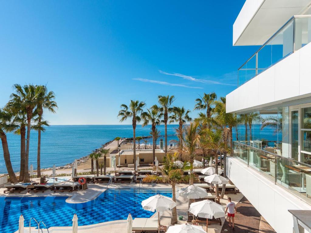 Amàre Beach Hotel Marbella - Adults Only Recommended في مربلة: اطلالة المسبح في المنتجع