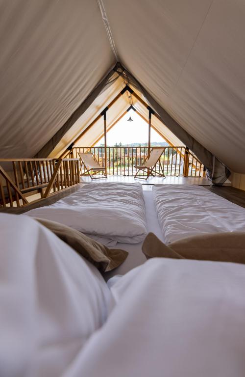 Postel nebo postele na pokoji v ubytování Lakeside Petzen Glamping