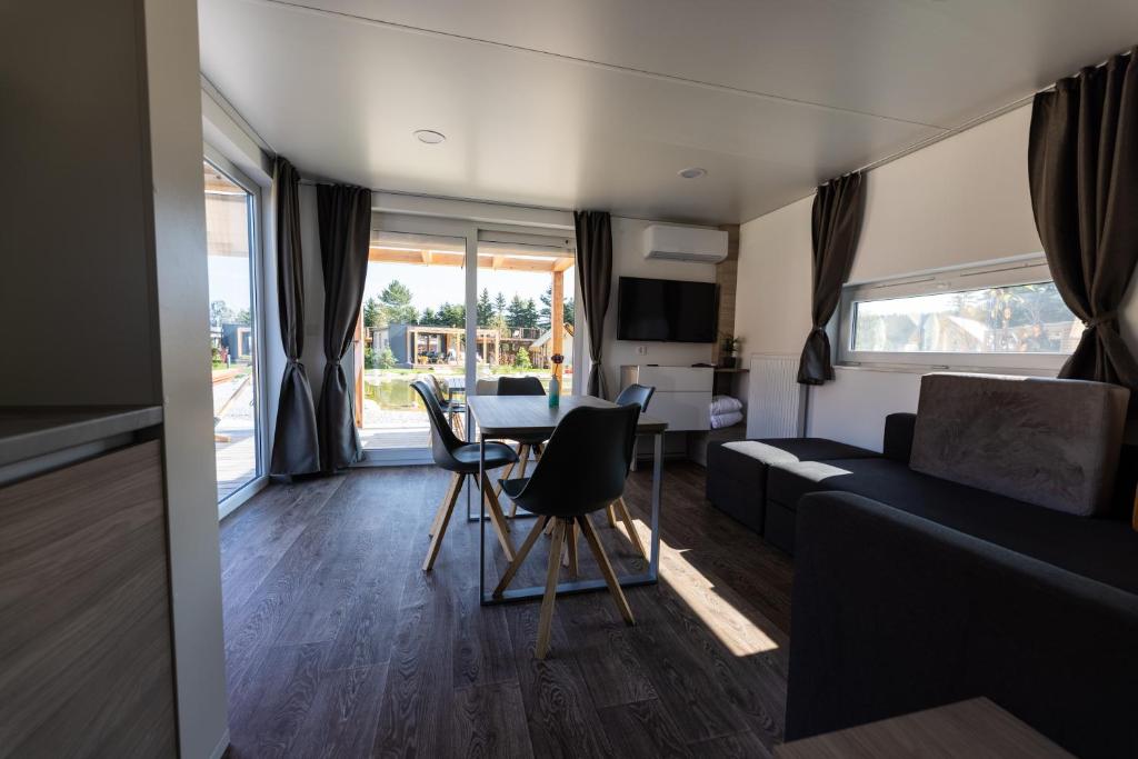 Posezení v ubytování Lakeside Petzen Glamping