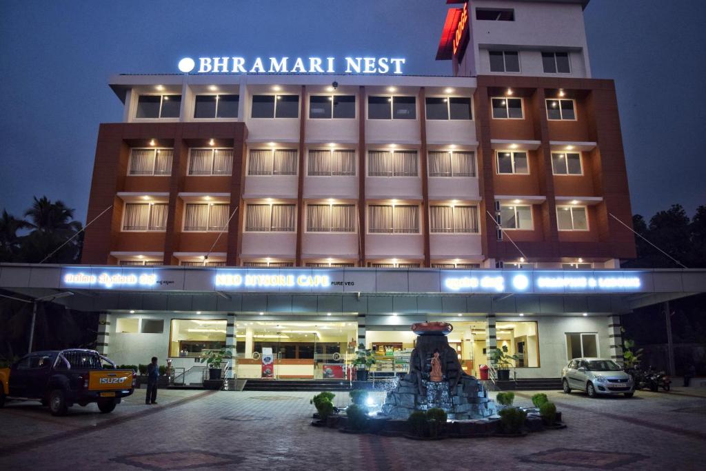 Akritkrit Nest Hotel mit einem Brunnen davor in der Unterkunft Bhramari Nest in Subrahmanya