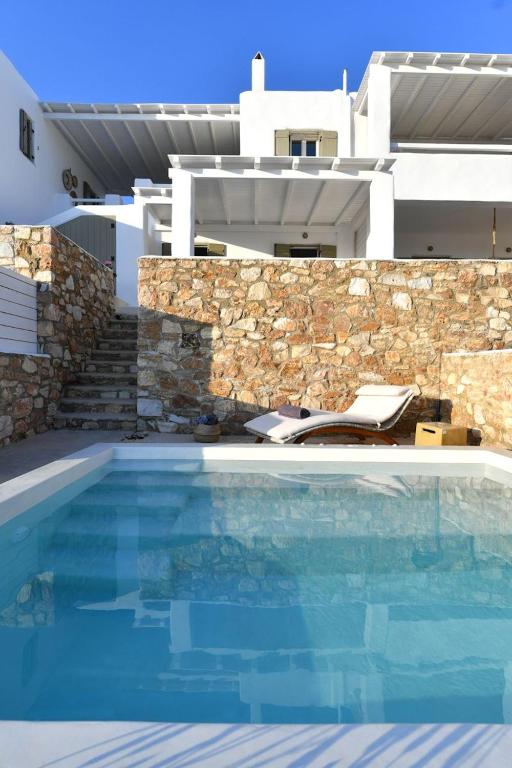 Bazén v ubytovaní Villa Thoe Glisidia Paros alebo v jeho blízkosti