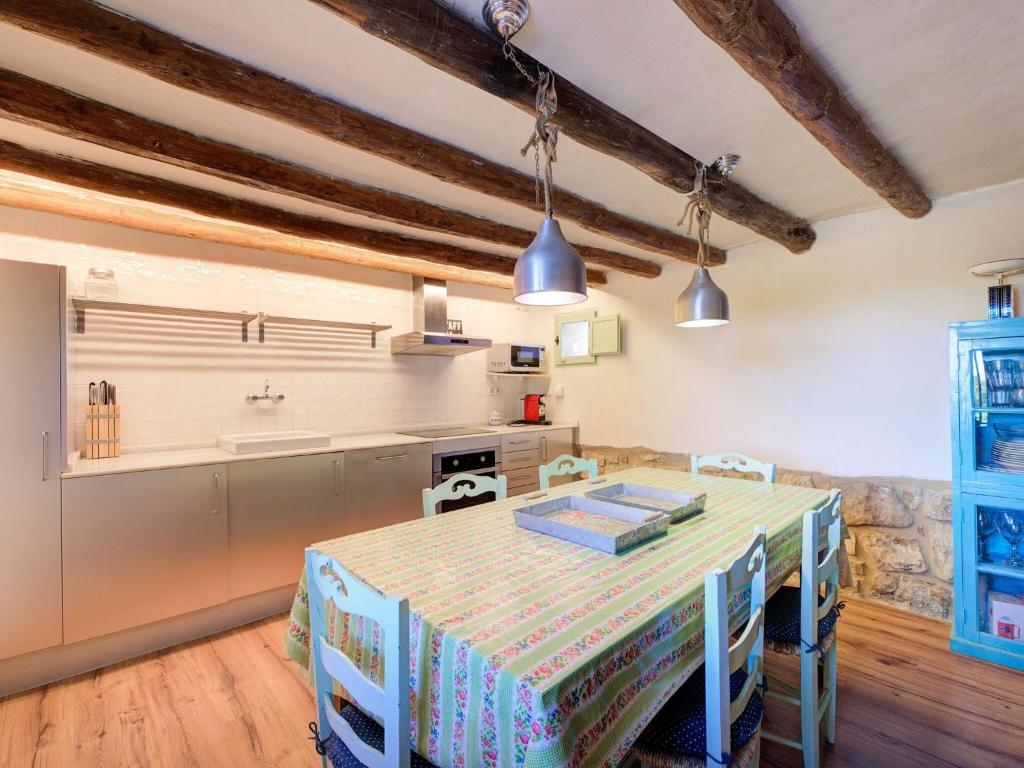 Kuchyň nebo kuchyňský kout v ubytování Lively holiday home in Fraga with private pool